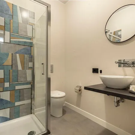 Gold & Platinum Garibaldi Executive Apartment *